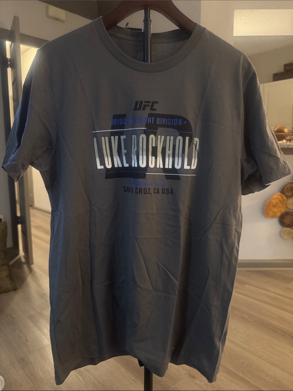 🔥official 🔥 UFC Luke Rockhold "Fighting Out Of" T-Shirt. BRAND NEW 🔥